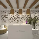 La Pierre דירה